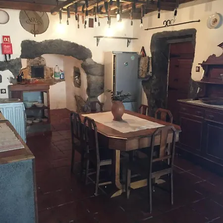 Casa Do Tio / Uncle's House أنغرا دو إِراويزو